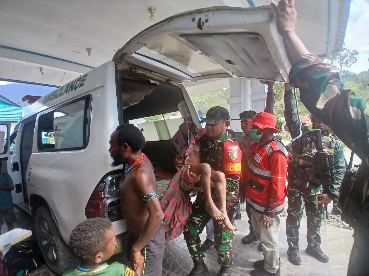 Aparat Gabungan di Kabupaten Puncak Evakuasi Pengungsi Korban Penembakan KKB di Distrik Sinak