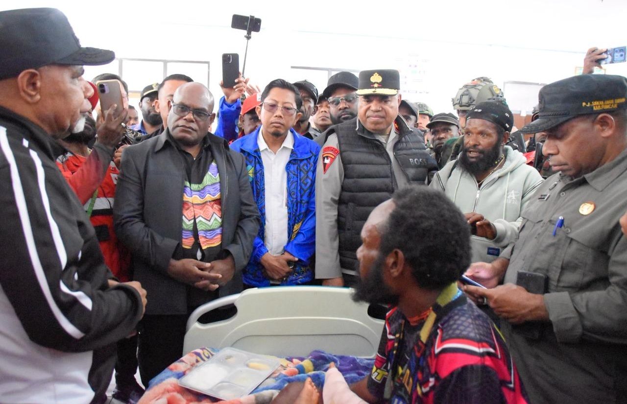 Kunjungi Korban Penembakan Puncak, Gubernur Papua Tengah Apresiasi Tanggap Cepat Penanganan Medis oleh Aparat