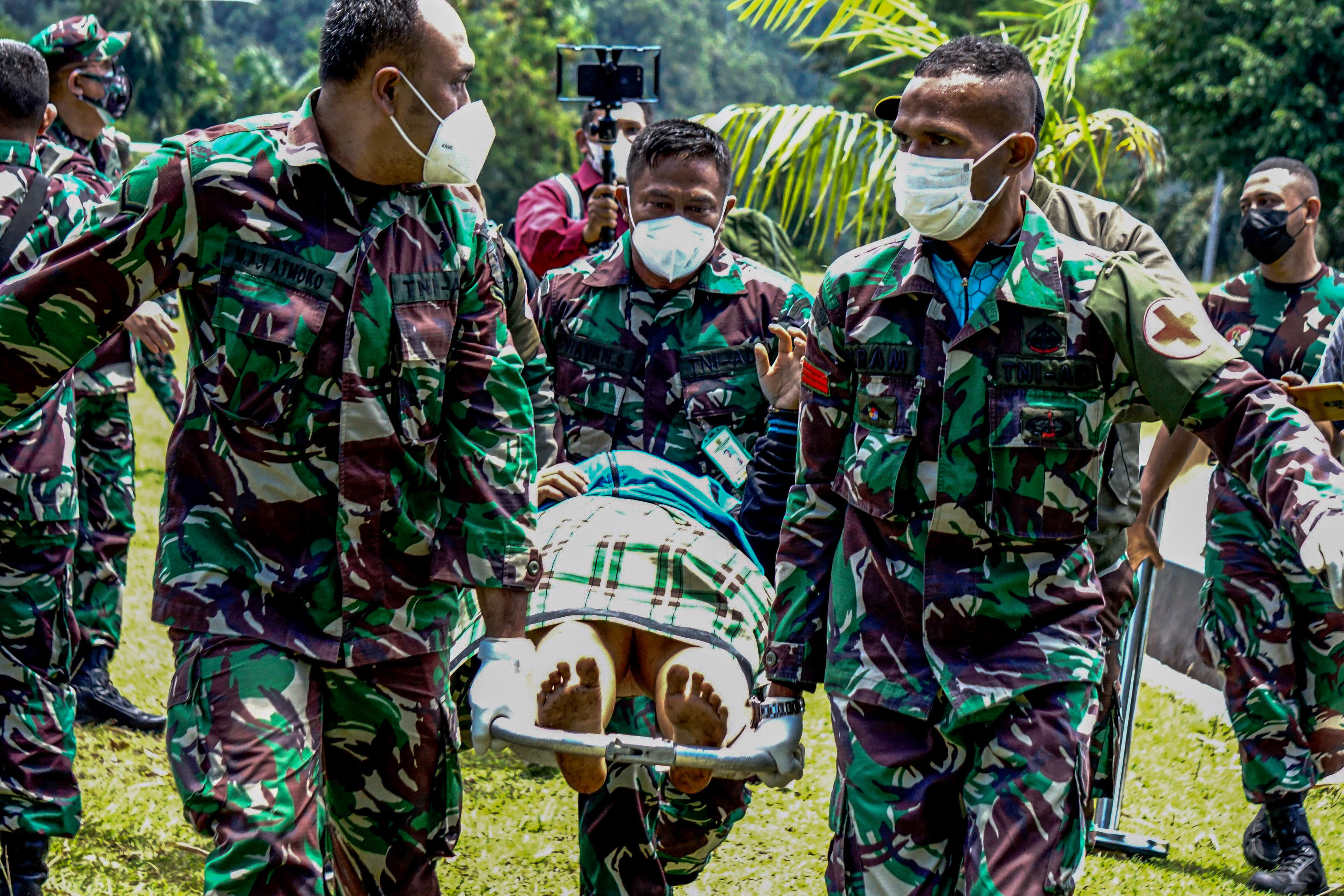 Aparat TNI hingga Tenaga Kesehatan Komitmen Tangani Korban Penembakan di Puncak